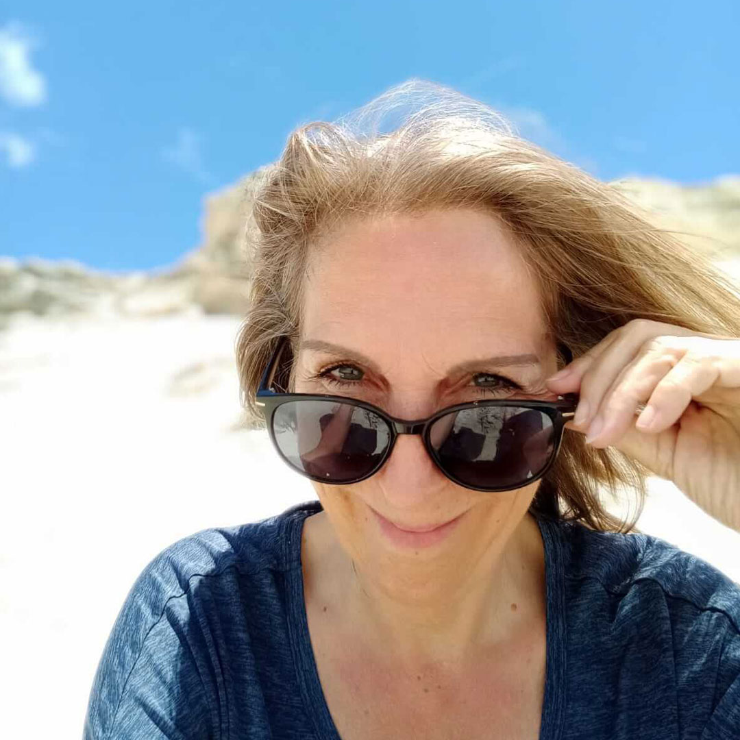 Carmen Hart schaut schelmisch über den Rand ihrer Sonnenbrille
